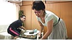 人妻に欲情。家事中のオカズ奥様
