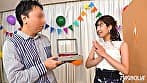 『仲良し夫婦限定！壁穴から顔を出したまま身体にイタズラを受けて連想ゲーム！』年下美人妻が挑戦！旦那に見えない壁の向こうでは知らない男に手マンされて潮吹き！？パイパンマ●コに全力ピストンどっぷり連続中出し！！【街角素人モニタリング♯なつき♯26歳】