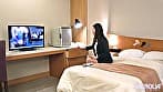 『出張先のホテルで憧れの女先輩とまさかの相部屋宿泊！次々に巻き起こるエッチなハプニングにどこまで発展してしまうのか！？』おっとりセクシーな先輩と済し崩しにねっとりSEX☆生パコのあまりの気持ち良さにお互い腰を振りまくる♪【街角素人モニタリング♯あや】
