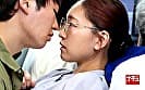 混雑バスで動けず長時間べろキスされ蕩け顔を見られた人妻は若いチ○ポを握りだす