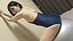 菜月ひかる 濡れてテカってピッタリ密着 神スク水 可愛い女子のスクール水着姿をじっとりと堪能！着替え撮影から始まり貧乳から巨乳にパイパン、ハミ毛、ジョリワキ等のフェチ接写やローションソーププレイやスク水ぶっかけ等を完全着衣で楽しむAV