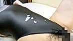 鈴木真夕 濡れてテカってピッタリ密着 神競泳水着 可愛い女子の競泳水着姿をじっとりと堪能！着替え撮影から始まり貧乳から巨乳にパイパン、ハミ毛、ジョリワキ等のフェチ接写やローションソーププレイや競泳水着ぶっかけ等を完全着衣で楽しむAV