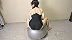 中城葵 濡れてテカってピッタリ密着 神スク水 可愛い女子のスクール水着姿をじっとりと堪能！着替え撮影から始まり貧乳から巨乳にパイパン、ハミ毛、ジョリワキ等のフェチ接写やローションソーププレイやスク水ぶっかけ等を完全着衣で楽しむAV