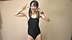 中城葵 濡れてテカってピッタリ密着 神スク水 可愛い女子のスクール水着姿をじっとりと堪能！着替え撮影から始まり貧乳から巨乳にパイパン、ハミ毛、ジョリワキ等のフェチ接写やローションソーププレイやスク水ぶっかけ等を完全着衣で楽しむAV
