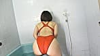 凪宮ゆきの 濡れてテカってピッタリ密着 神競泳水着 可愛い女子の競泳水着姿をじっとりと堪能！着替え撮影から始まり貧乳から巨乳にパイパン、ハミ毛、ジョリワキ等のフェチ接写やローションソーププレイや競泳水着ぶっかけ等を完全着衣で楽しむAV