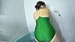 北村海智 濡れてテカってピッタリ密着 神スク水 可愛い女子のスクール水着姿をじっとりと堪能！着替え撮影から始まり貧乳から巨乳にパイパン、ハミ毛、ジョリワキ等のフェチ接写やローションソーププレイやスク水ぶっかけ等を完全着衣で楽しむAV
