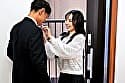 水漏れ修理に来た童貞青年をロックオン！ローターを見せつけ実演オナニー、夫の出張中には玄関全裸即尺！ド変態人妻の圧倒的フェロモンで青年の精液を搾り取る強制童貞喪失 藤川乃風