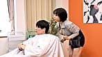 乳首が見え隠れしているセクシーな美容師はヤラせてくれるのか？（5）