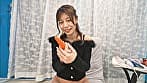 イマドキ女子大生限定！初めての大人のオモチャ体験レビュー！定番の電マやバイブから話題の吸うやつまでを使って正直採点！から、一転！利きオモチャチャレンジ！何度もピストンで膣粘膜を擦られてイキ潮噴射が止まらない！！賞金なんかいらないからデカチンをおねだりしちゃうなんて！？撮って出し！マジックミラー号～かおり編～