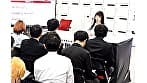 「滴るマン汁」「火照って発汗」「大量潮吹き」しながら、会社案内中に就活生にバレないように、こっそりイキまくり！大絶頂会社説明会 佐藤愛瑠編