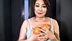 ミニスカタンクトップ姿の欲求不満のお隣の巨乳奥さん！勃起肉棒に目を輝かせてイキまくる痴女セックス！
