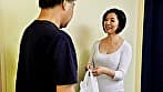 胸の谷間を強調してお隣のご主人を誘惑するエロ過ぎ奥さんと玄関先で生ハメ淫乱痴女セックスでイキまくり！