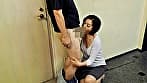 胸の谷間を強調してお隣のご主人を誘惑するエロ過ぎ奥さんと玄関先で生ハメ淫乱痴女セックスでイキまくり！
