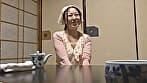 【代々続く老舗旅館の美人女将をこっそり･･･！】可愛い笑顔で、明るく振舞う美人女将は未亡人！久しぶりの極太肉棒を美味しそうに頬張り、白い柔肌の熟れた躰が肉欲に濡れる！