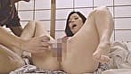 「娘が居るから！」娘のすぐ横で声を我慢！美人熟女と大胆夜更けのSEX