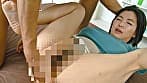 おっとりした見た目とは裏腹に肉棒を見せた瞬間に野●へと変貌する四十路妻！旦那に内緒の中出しSEX！