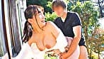 巨乳美女と車内フェラ＆野外で露出SEX