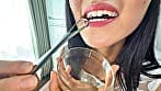 【個人撮影】桃瀬まゆの舌ブラシで「汚舌苔」採取