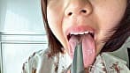 【個人撮影】浅桜エリの舌ブラシで「汚舌苔」採取