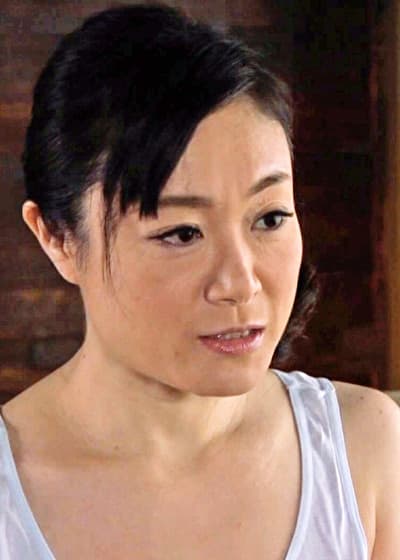 妻の出産を控え実家に戻った僕達。久々に会った母の無防備にチラ見せする乳首がエロ過ぎて･･･！