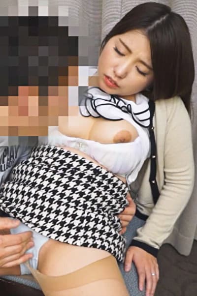 おっぱいを揺らして夢中でチ◯ポを貪るムッチリ巨乳妻