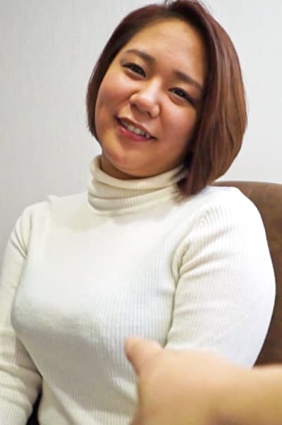 日焼け跡がスケベすぎる人妻に中出し、ハメ撮り、好き放題！