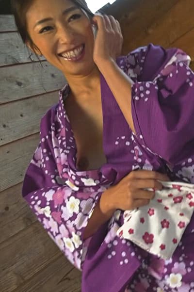 汗と愛液が飛び散る露天SEX！快楽に浸る巨乳美熟女が何度もナカイキ