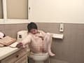 個室トイレ覗撮り うっとり陶○全裸オナニー