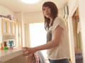 お子さんが隣室にいる中で感じている美人妻 真奈美24歳
