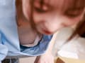 いとこが引越しの手伝いに来てくれて気付かず胸チラ