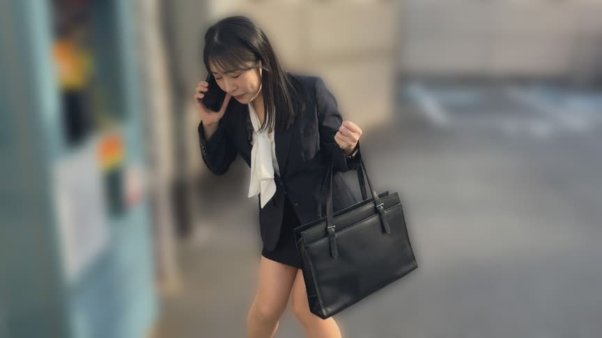 同行営業の女子社員がおしっこ我慢限界！目の前で放尿
