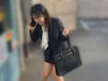 同行営業の女子社員がおしっこ我慢限界！目の前で放尿