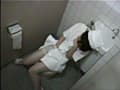 トイレでオナニーする欲求不満の看護婦たち