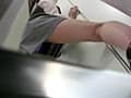 脚立に登ったOLさんの無防備なスカートの中○撮