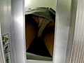 脚立に登った無防備なOLさんの股間を逆さ撮り