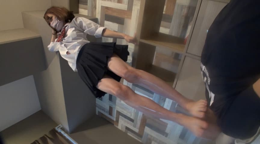 情け容赦ないJK生足踏み舐めさせ責め