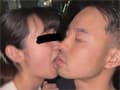 No.02 路上駐車場の隅にて顔舐める。