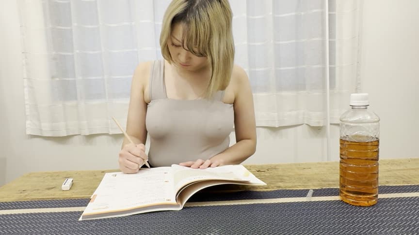 いぶきちゃんノーブラで勉強