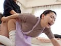 色白デカ尻の家事代行おばさんに即ハメ！ 16