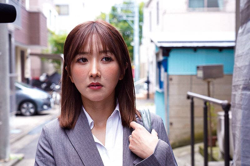童貞息子がパンストフェチだと知った母は…。大槻ひびき