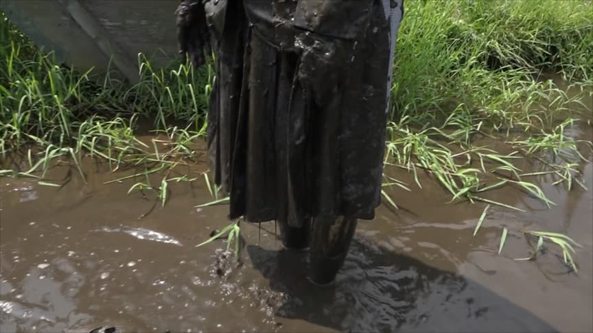 ブレザー制服・泥だらけ1