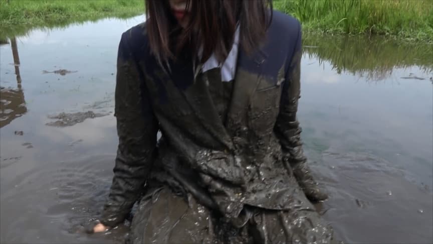 ブレザー制服・泥だらけ1