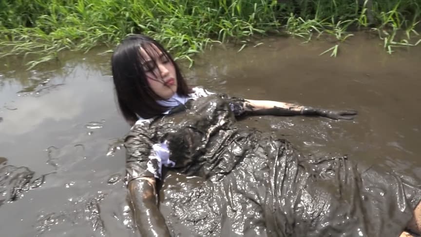 ブレザー制服・泥だらけ1