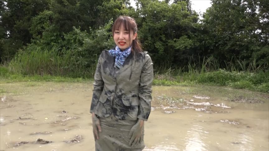 CA制服・泥だらけ1