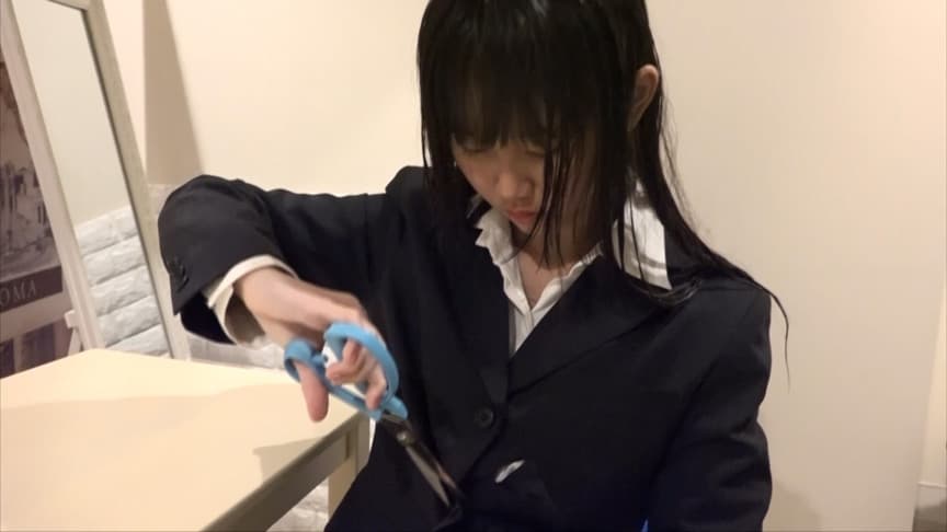 就活女子のリクルートスーツ切り裂き（1）