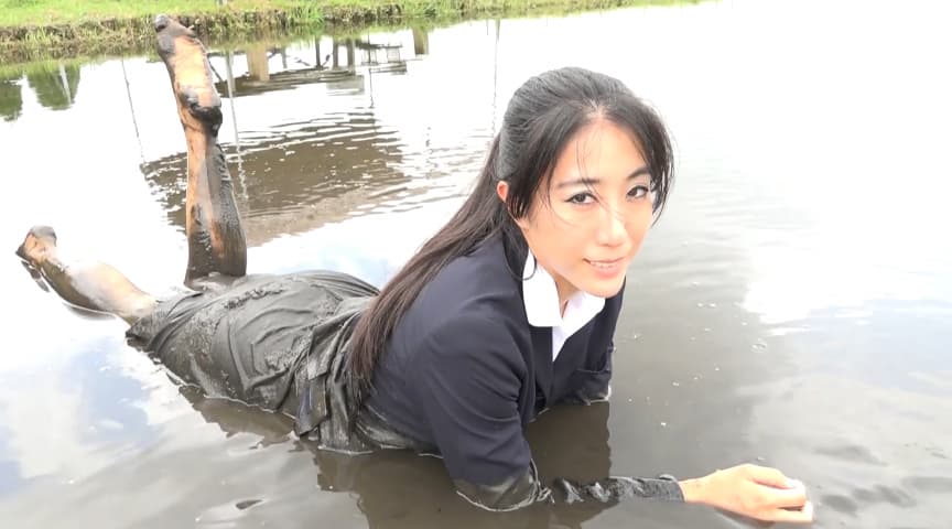 入社式恒例行事で泥だらけ
