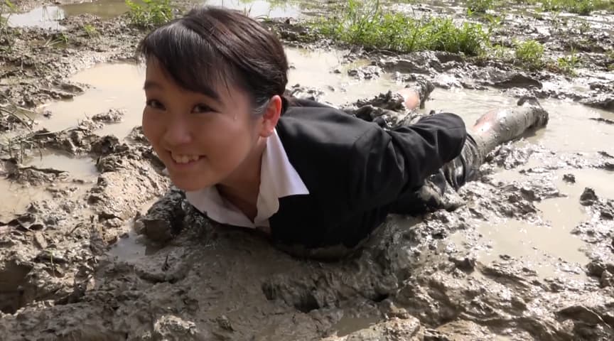 泥田で体力作り