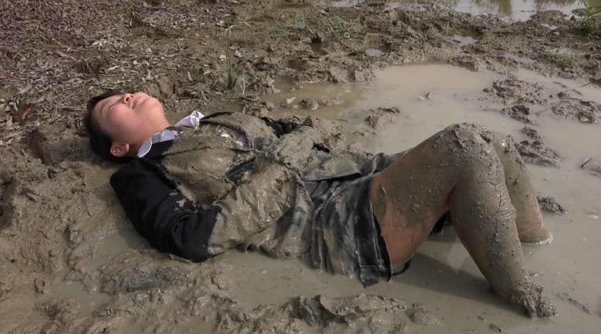泥田で体力作り