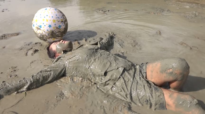 泥田で体力作り