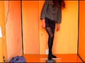 女性のナマ足がヒキガエルとアマガエルを踏み潰す！